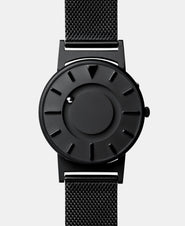 A photo of the front of the watch.