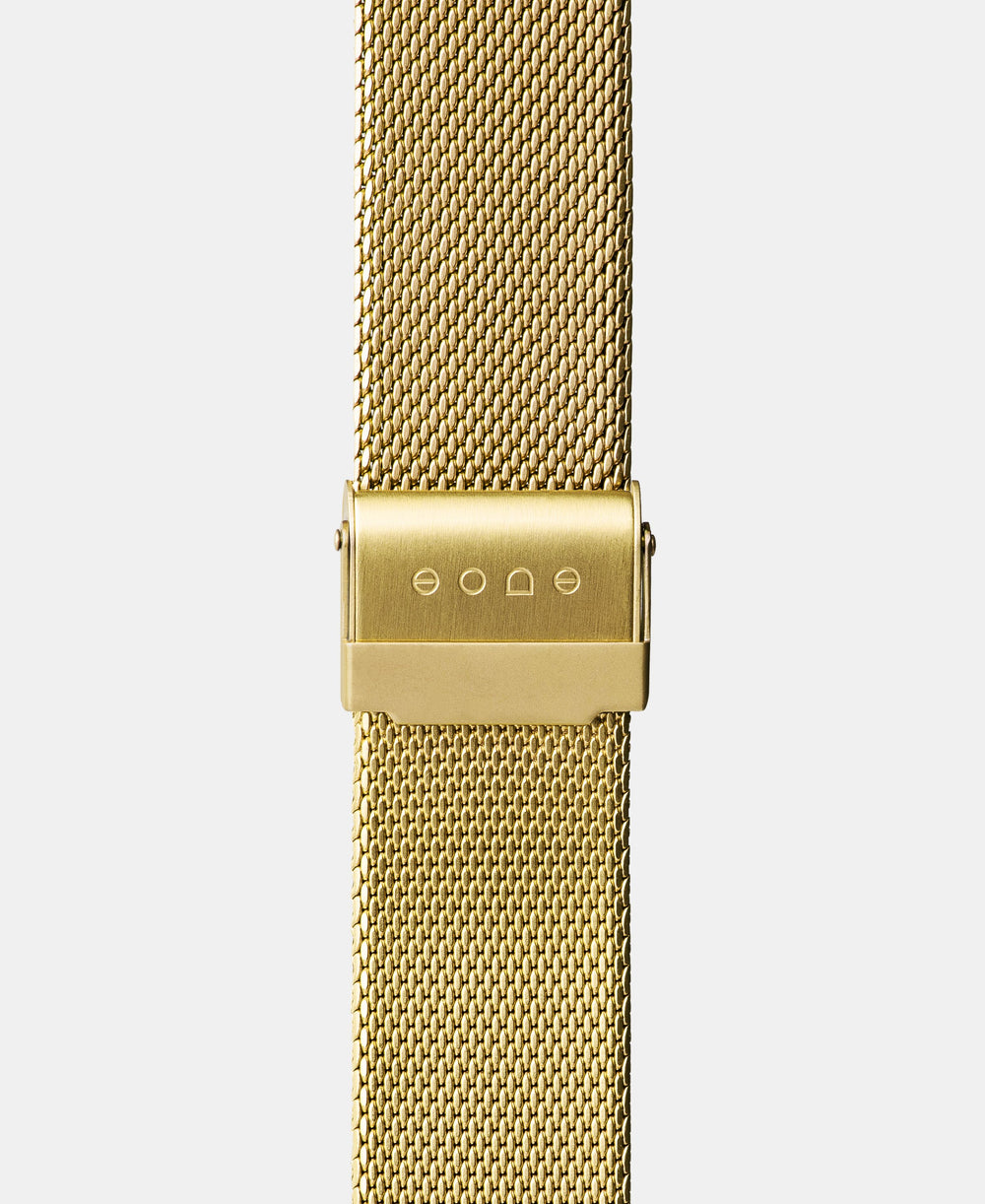 A photo shows the strap lying on a flat surface. One part has a fixed clasp and the other part has an adjustable clasp for a custom fit.